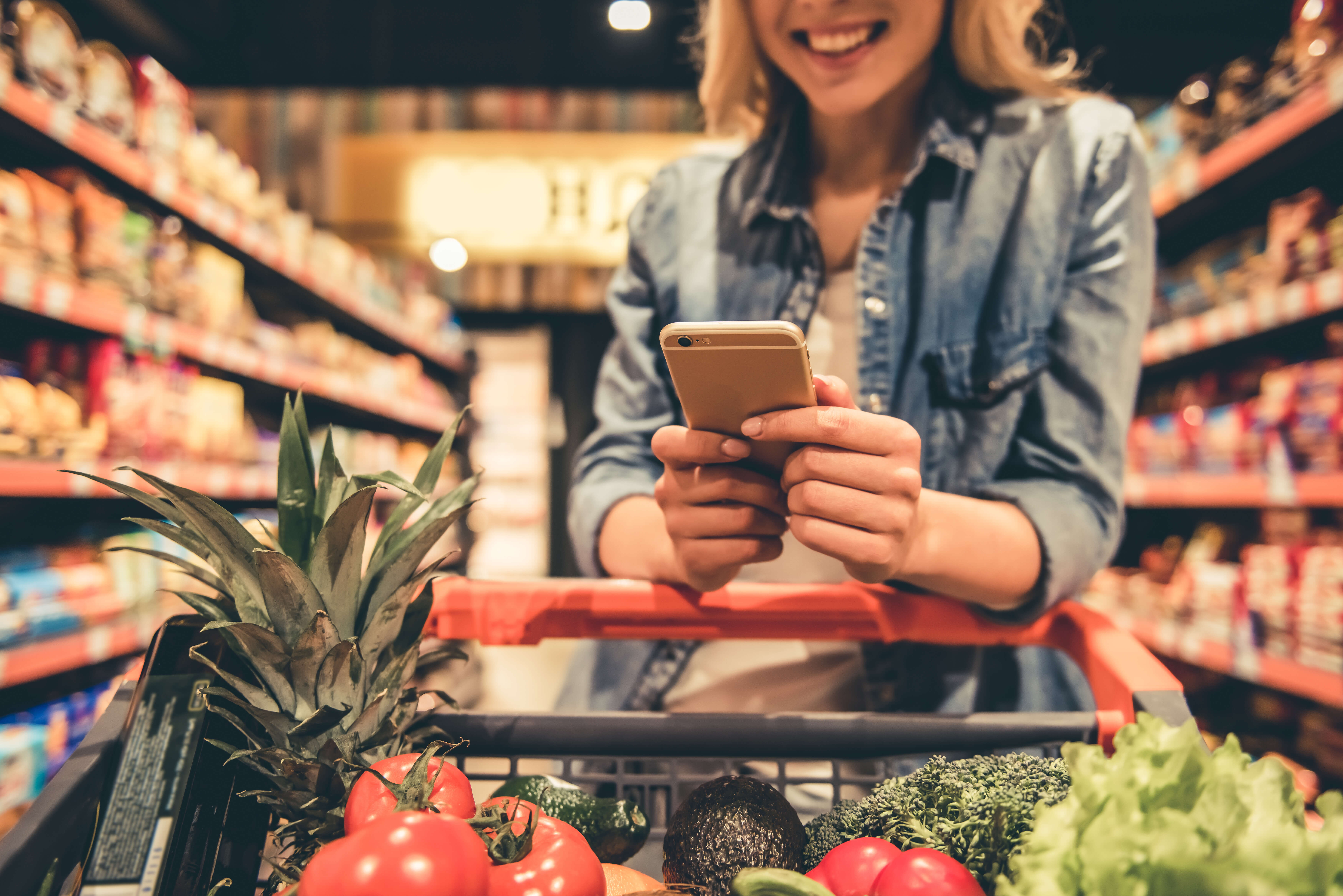 Time to do the shopping. Shopping at the supermarket. Make shopping или do shopping. Блондинка со спины работает в продуктовом магазине. Shop at the supermarket.