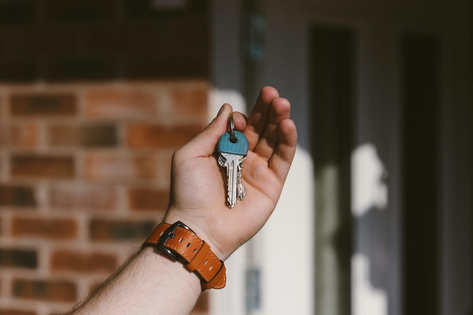 Hand key. Ключи от квартиры. Ключи от квартиры Эстетика. Ключи от квартиры в руке. Ключи от квартиры для сирот.