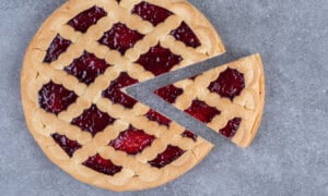 A cherry pie with one slice to demonstrate the U.S. larger piece of the GDP pie.